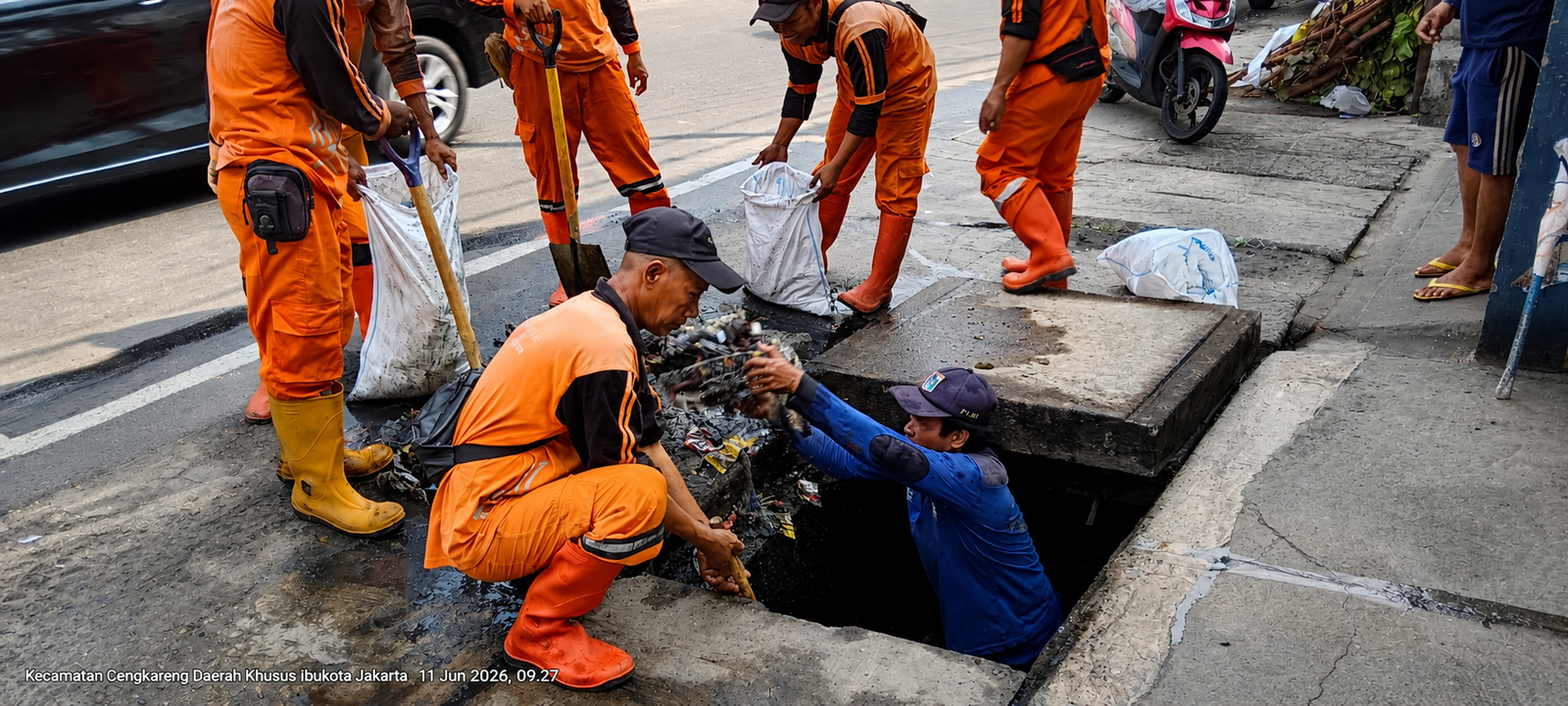PJLP SDA dan PPSU Rawa Buaya di Jalan Guru Makmun, Cengkareng, Jakarta Barat.