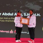 Wali Kota Jakarta Barat, Iin Mutmainah, memberikan penghargaan kepada Umar Abdul Aziz, S.H., M.H., selaku penggagas sekaligus Ketua Panitia
