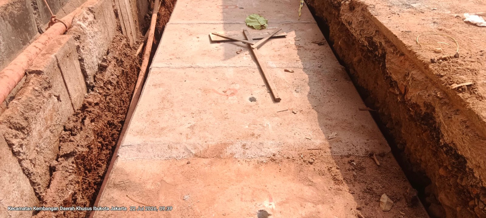 Pemasangan box culvert atau U-Ditch. Di sejumlah titik terlihat posisi box culvert tidak rata, dengan perbedaan elevasi antara sisi kiri dan kanan.