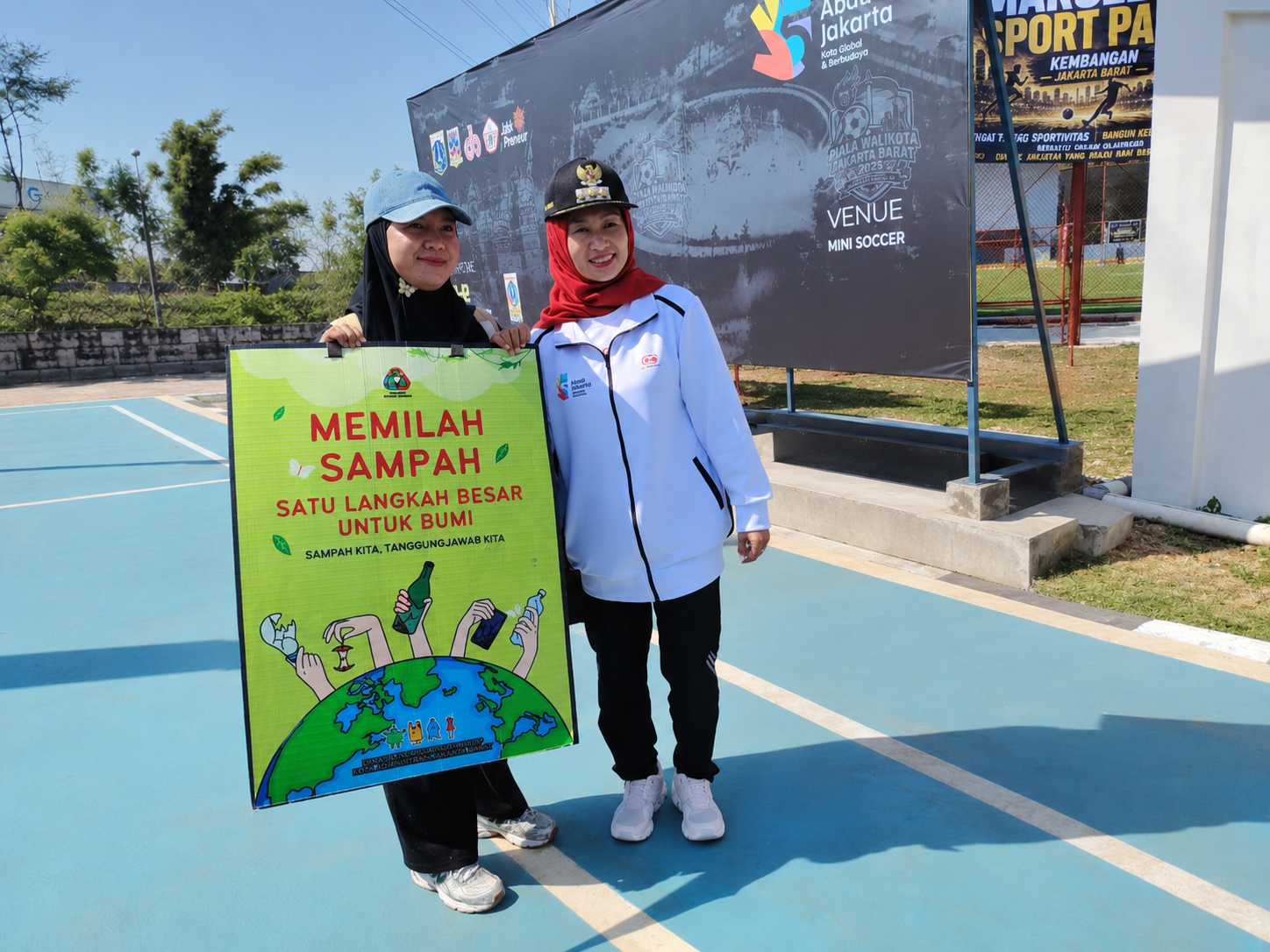 Iin Mutmainnah, secara resmi meluncurkan kampanye “Memilah Sampah, Satu Langkah Besar untuk Bumi, Sampah Kita Tanggung Jawab Kita”