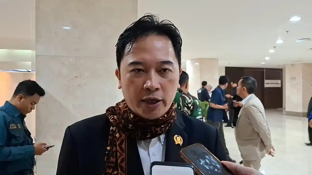 Kasus kecelakaan yang melibatkan angkutan JakLingko dengan seorang pengendara sepeda motor lanjut usia (lansia) di Jalan Tomang Utara Raya,