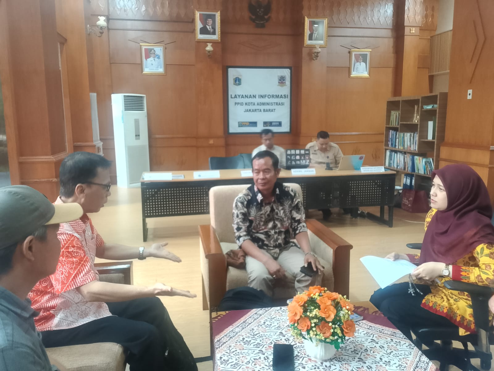 Kekecewaan terhadap pelayanan publik di Kelurahan Tegal Alur, Kecamatan Kalideres, Jakarta Barat, memuncak.