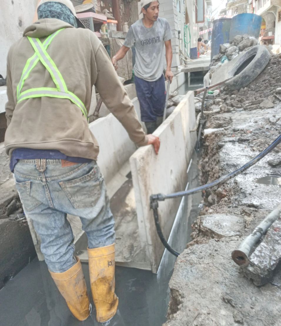 IMG 20260807 224353 Pemasangan U-Ditch yang dilakukan dalam kondisi saluran masih tergenang air tanpa terlebih dahulu membuat lantai kerja.