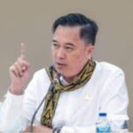 Aksi seorang pria yang diduga sebagai juru parkir (jukir) liar memaksa pengendara sepeda motor membayar uang parkir sebesar Rp5.000