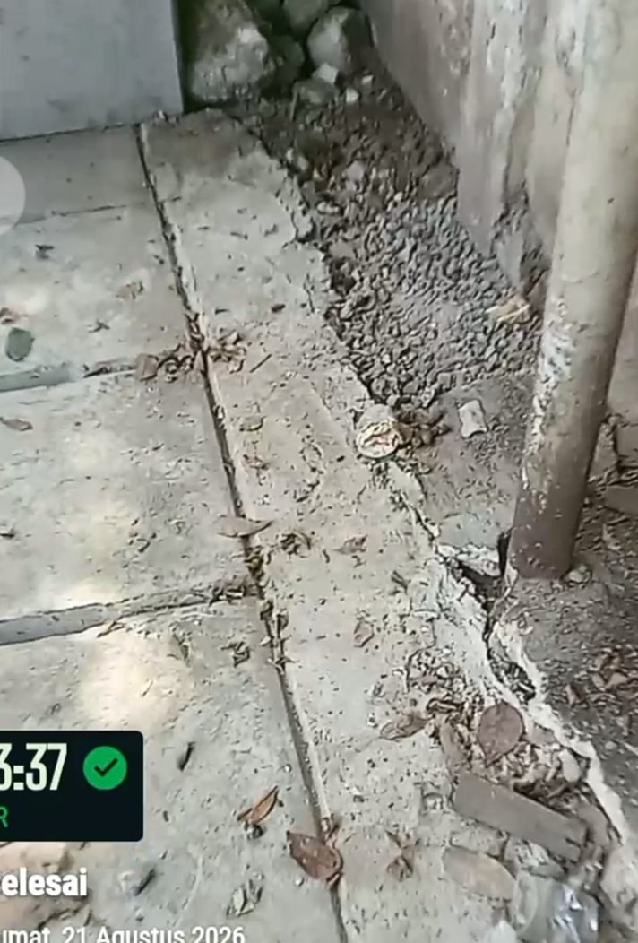 IMG 20260822 060626 Pelaksanaan pekerjaan yang dinilai terkesan terburu-buru dan kondisi lingkungan sekitar lokasi yang masih semrawut.