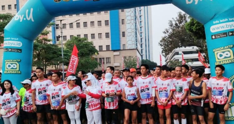 Ribuan warga Jakarta Barat antusias mengikuti Fun Run Wali Kota Jakarta Barat 2026. Kegiatan tersebut tidak hanya menjadi ajang olahraga