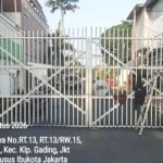 Proyek pengaspalan yang dikerjakan untuk kepentingan pemerintah di Jalan Boulevard Raya, Pegangsaan Dua, Kelapa Gading, Jakarta Utara.