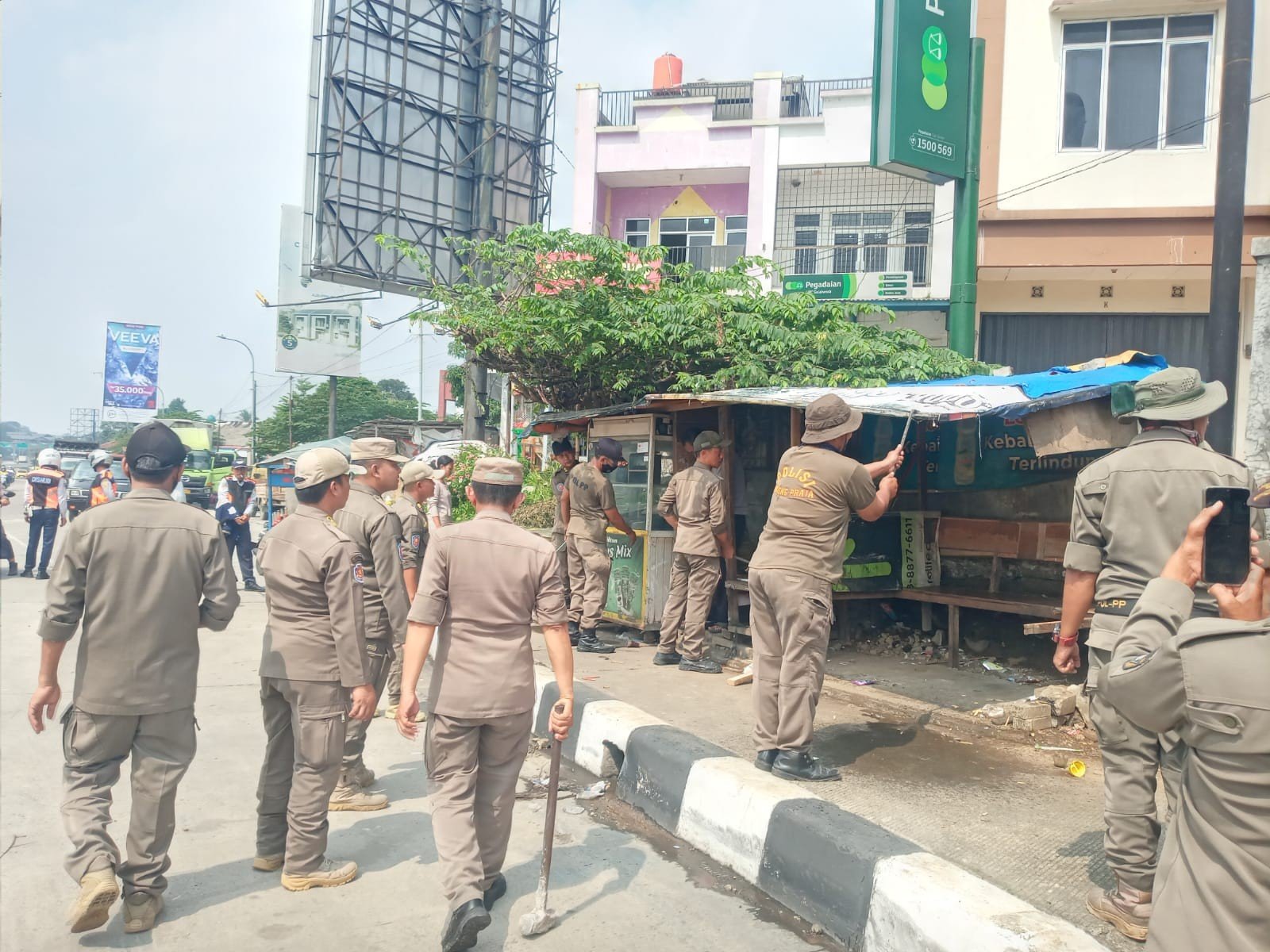 Penertiban Penataan PKL dan Bangunan Liar Penertiban Penataan PKL dan Bangunan Liar
