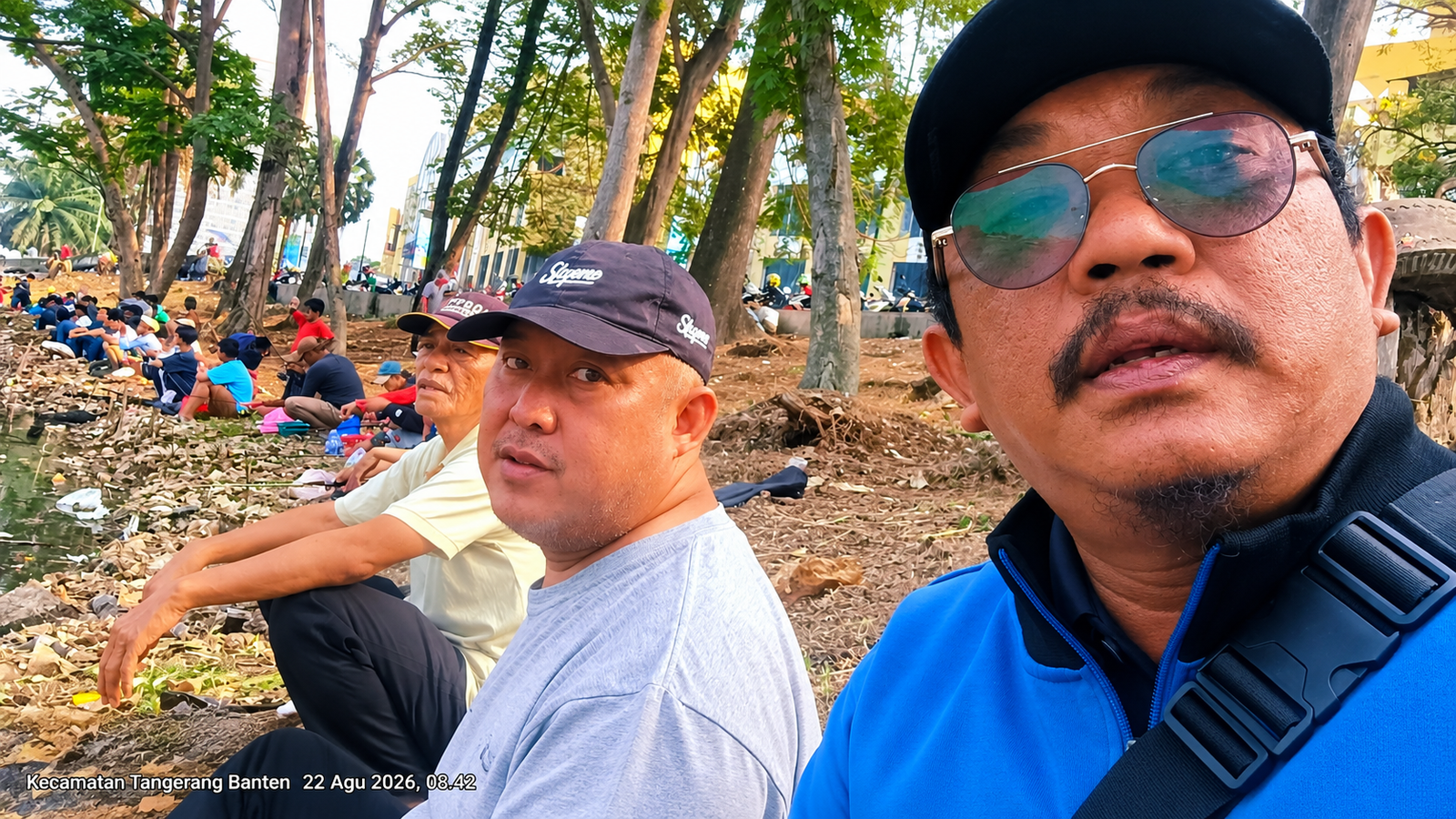 file 00000000681881faa917cf43d9c790b8 Warga Neroktog hadir untuk mancing bersama di Situ Gede, Kota Tangerang.
