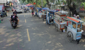 Pedagang Kaki Lima di Krendang, tepatnya di depan Puskesmas Kecamatan Tambora, Jakarta Barat.