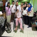 Anggota DPRD Provinsi DKI Jakarta Kevin Wu menyalurkan bantuan kursi roda kepada warga di lima kelurahan di Jakarta Barat, Selasa (29/9/2026).