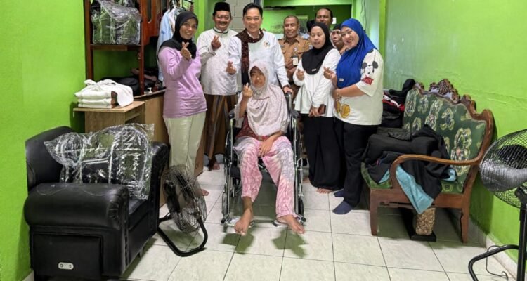 Anggota DPRD Provinsi DKI Jakarta Kevin Wu menyalurkan bantuan kursi roda kepada warga di lima kelurahan di Jakarta Barat, Selasa (29/9/2026).