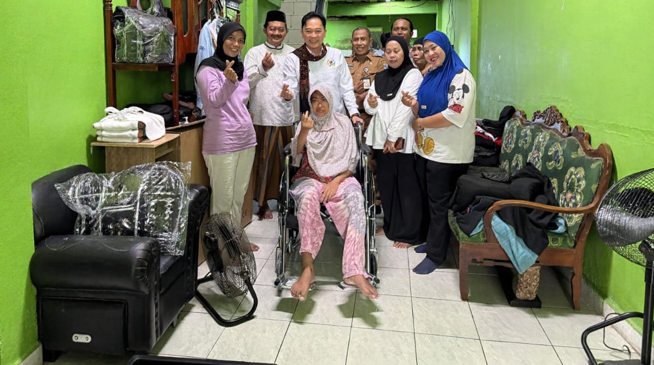 Anggota DPRD Provinsi DKI Jakarta Kevin Wu menyalurkan bantuan kursi roda kepada warga di lima kelurahan di Jakarta Barat, Selasa (29/9/2026).