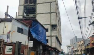 Kegiatan membangun tanpa ijin di Jelambar Jaya 3, Jelambar Baru, Grogol Petamburan, Jakarta Barat yang telah diberikan SPP Bongkar namun tetap berdiri kokoh.