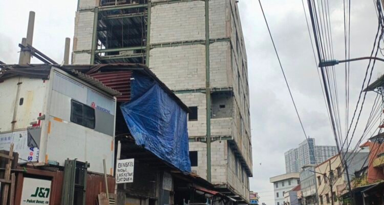 Kegiatan membangun tanpa ijin di Jelambar Jaya 3, Jelambar Baru, Grogol Petamburan, Jakarta Barat yang telah diberikan SPP Bongkar namun tetap berdiri kokoh.