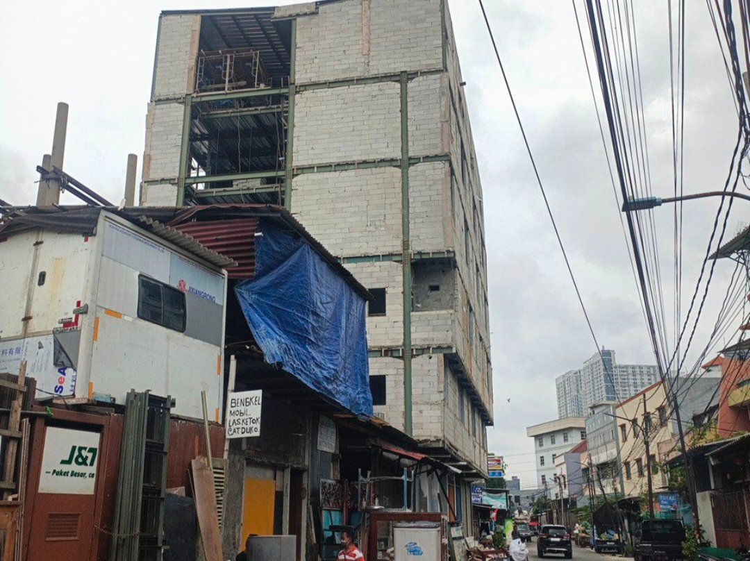 Kegiatan membangun tanpa ijin di Jelambar Jaya 3, Jelambar Baru, Grogol Petamburan, Jakarta Barat yang telah diberikan SPP Bongkar namun tetap berdiri kokoh.