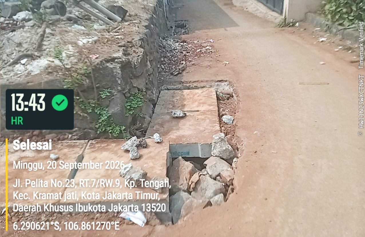IMG 20260921 053305 Pasangan U-Ditch yang terpasang terlihat tidak presisi dan sebagian menggunakan batu kali sebagai pengganjal.