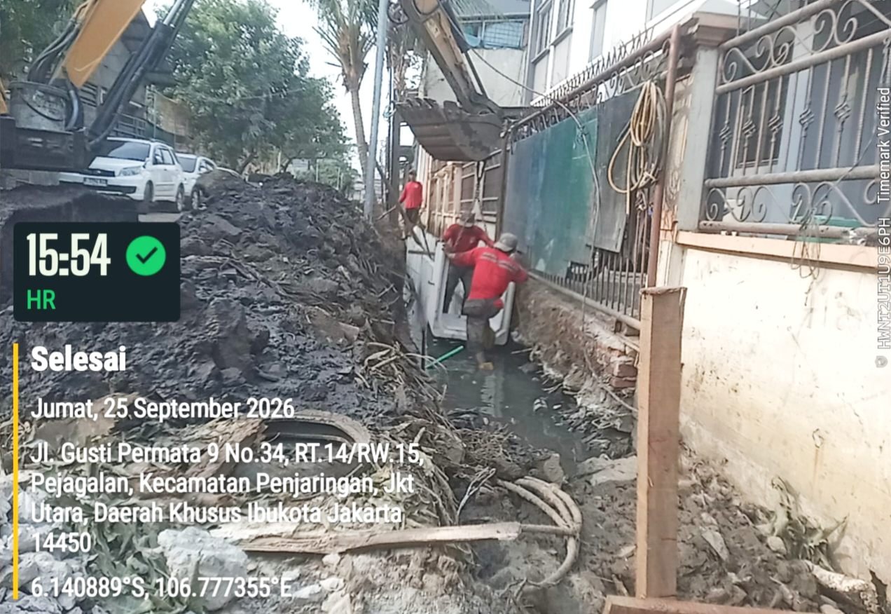 IMG 20260927 142905 Pemasangan U-Ditch disaat saluran penuh dengan air lumpur dan tidak menggunakan lantai kerja.