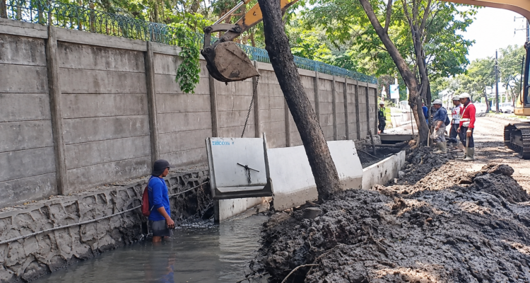 Proyek pemasangan U-Ditch binaan Suku Dinas Sumber Daya Air (Sudin SDA) Kota Administrasi Jakarta Utara menuai sorotan.