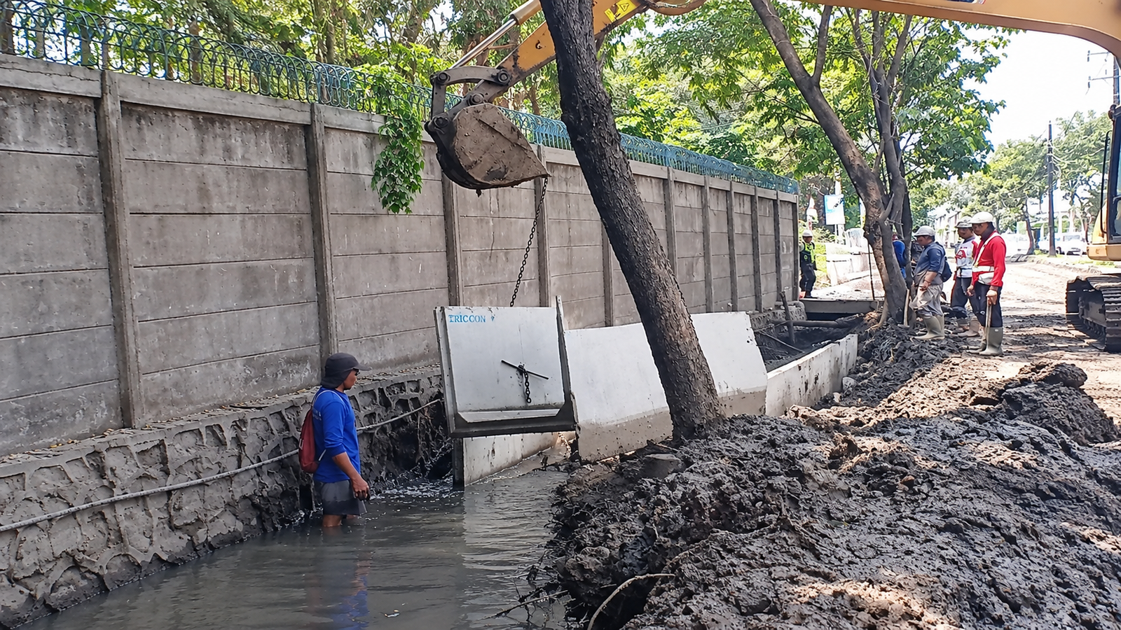 Proyek pemasangan U-Ditch binaan Suku Dinas Sumber Daya Air (Sudin SDA) Kota Administrasi Jakarta Utara menuai sorotan.