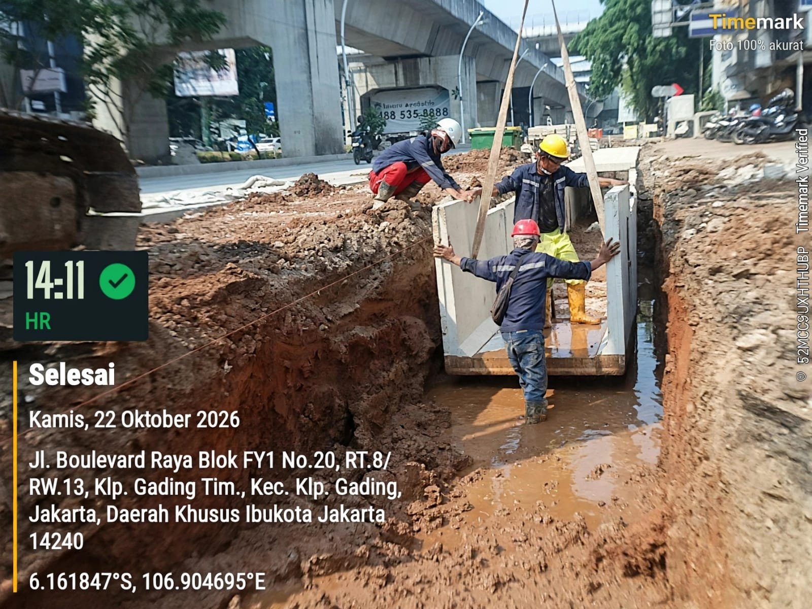 Proyek perbaikan saluran drainase di Jalan Boulevard Raya Blok FY No. 4 dan No. 18, Kelurahan Kelapa Gading Timur.