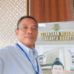 Seorang pekerja gudang aluminium bernama Jay diduga mengancam akan menggorok leher seorang wartawan, Asia Pujiono, di Jalan Manyar, RT 02