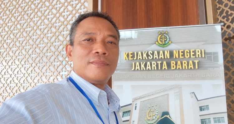 Seorang pekerja gudang aluminium bernama Jay diduga mengancam akan menggorok leher seorang wartawan, Asia Pujiono, di Jalan Manyar, RT 02