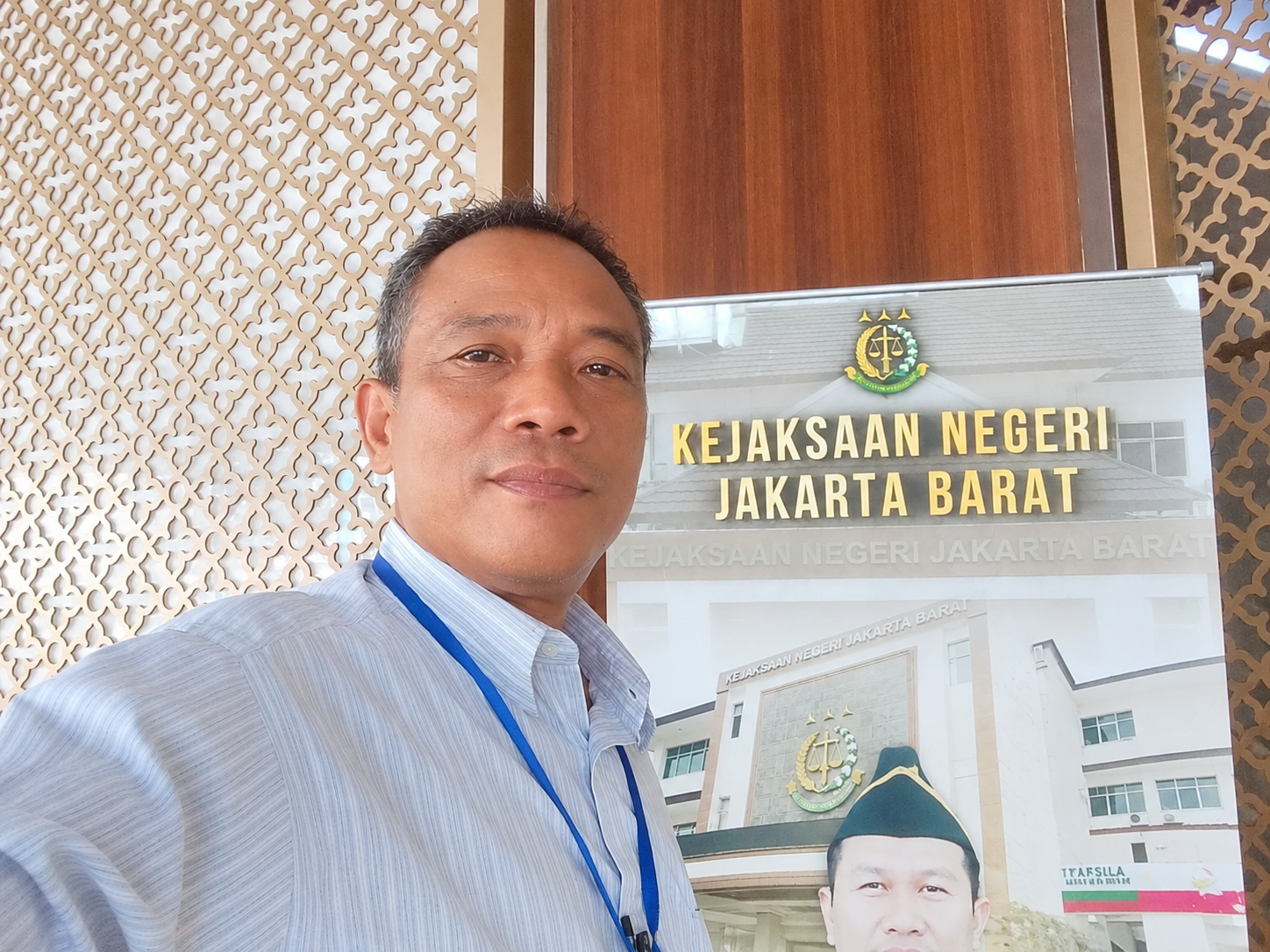 Seorang pekerja gudang aluminium bernama Jay diduga mengancam akan menggorok leher seorang wartawan, Asia Pujiono, di Jalan Manyar, RT 02